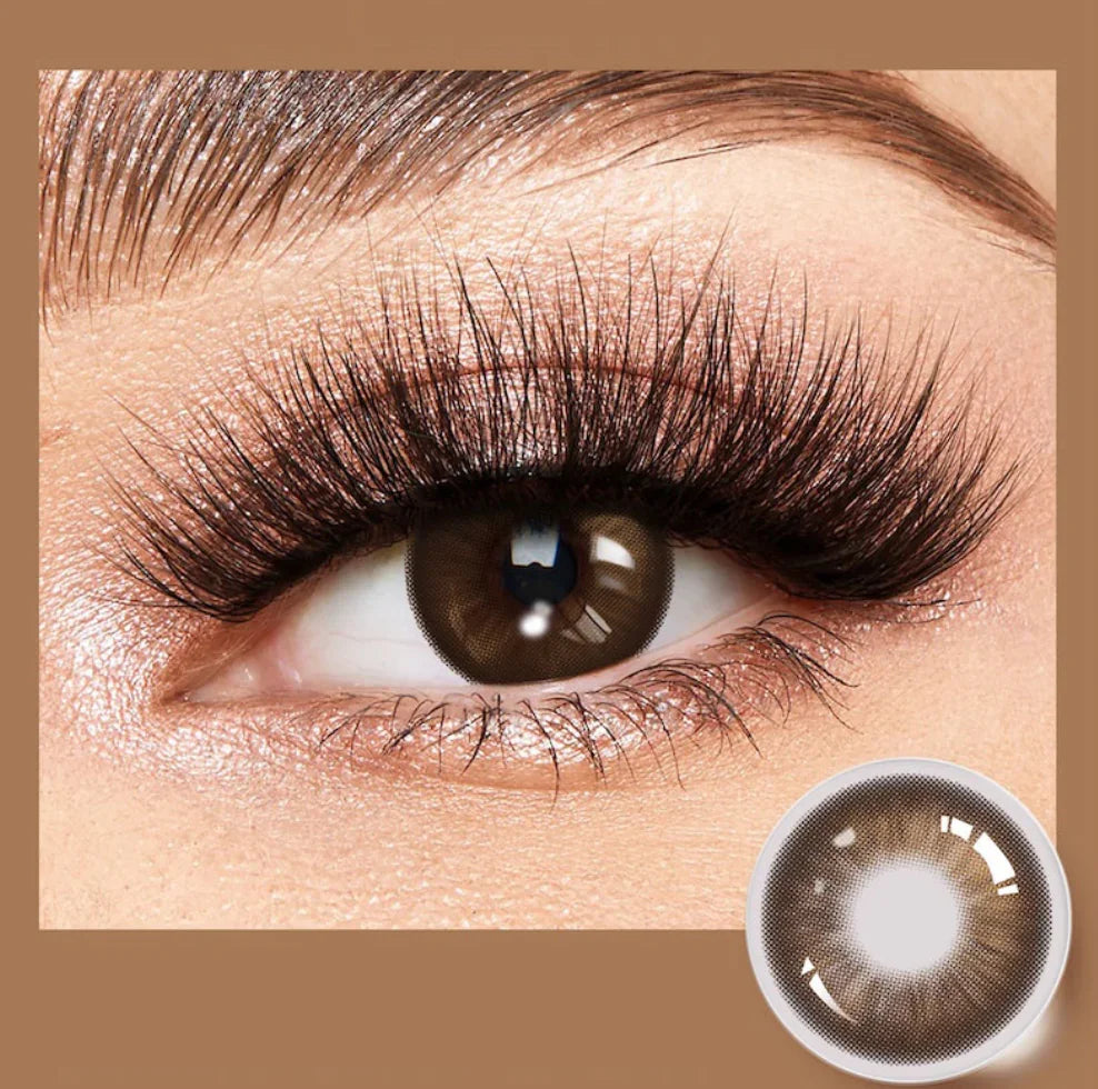 Œil maquillé portant une lentille de contact marron naturelle avec effet réaliste