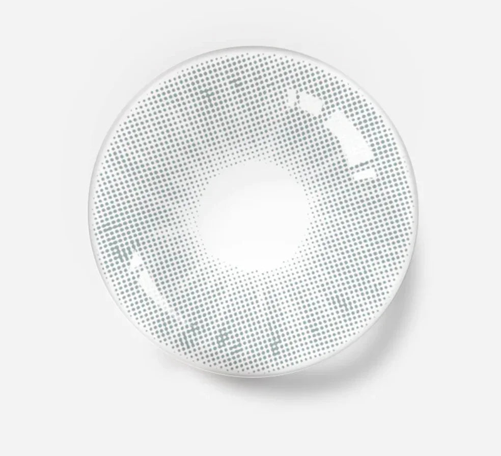 Vue rapprochée d'une lentille de contact de couleur grise, effet naturel, fond blanc