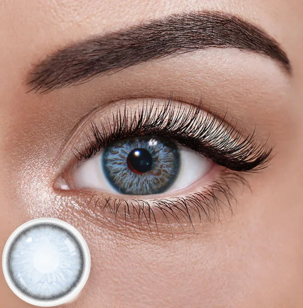 Œil avec lentille de couleur bleue naturelle, lentille de contact mise en avant.