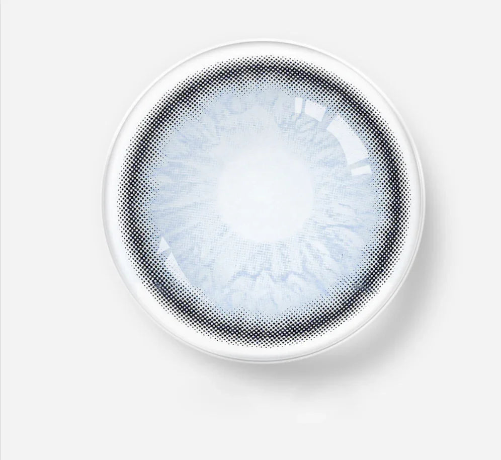 Lentille de contact bleue claire à effet naturel, confort optimal, vue rapprochée du motif.