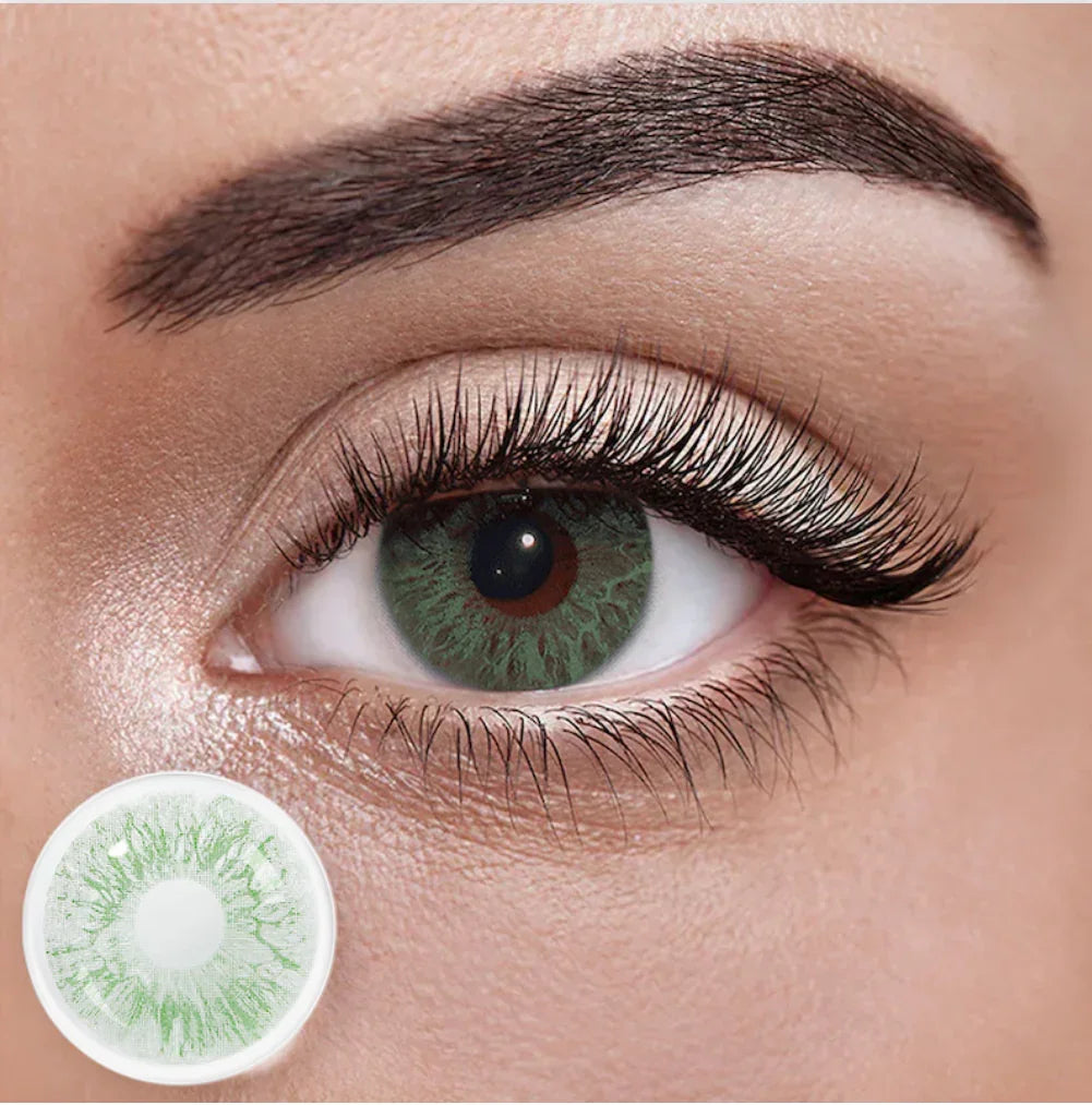 Lentille de couleur verte naturelle portée sur un œil, effet naturel et regard sublimé