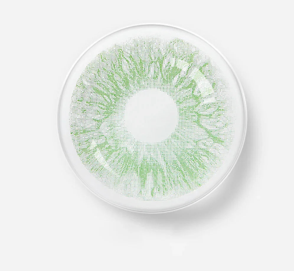 Lentille de contact verte naturelle effet iris, texture fine, fond blanc, vue rapprochée