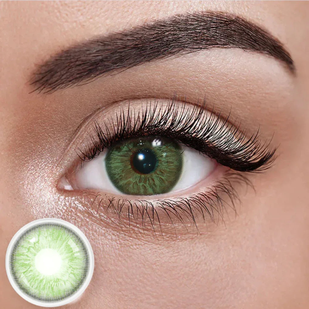 Lentille de couleur verte naturelle sur un œil, zoom sur le rendu naturel