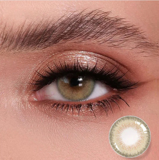 Gros plan d’un œil portant une lentille de couleur verte naturelle, effet lumineux et naturel.
