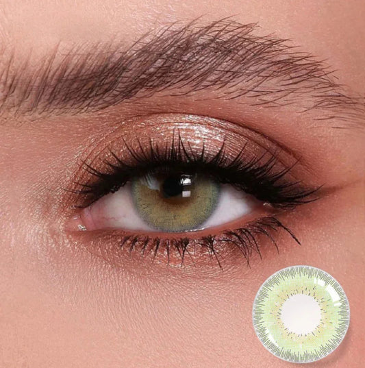 Lentille de couleur verte sur un œil maquillé, effet naturel, mise en valeur du regard.
